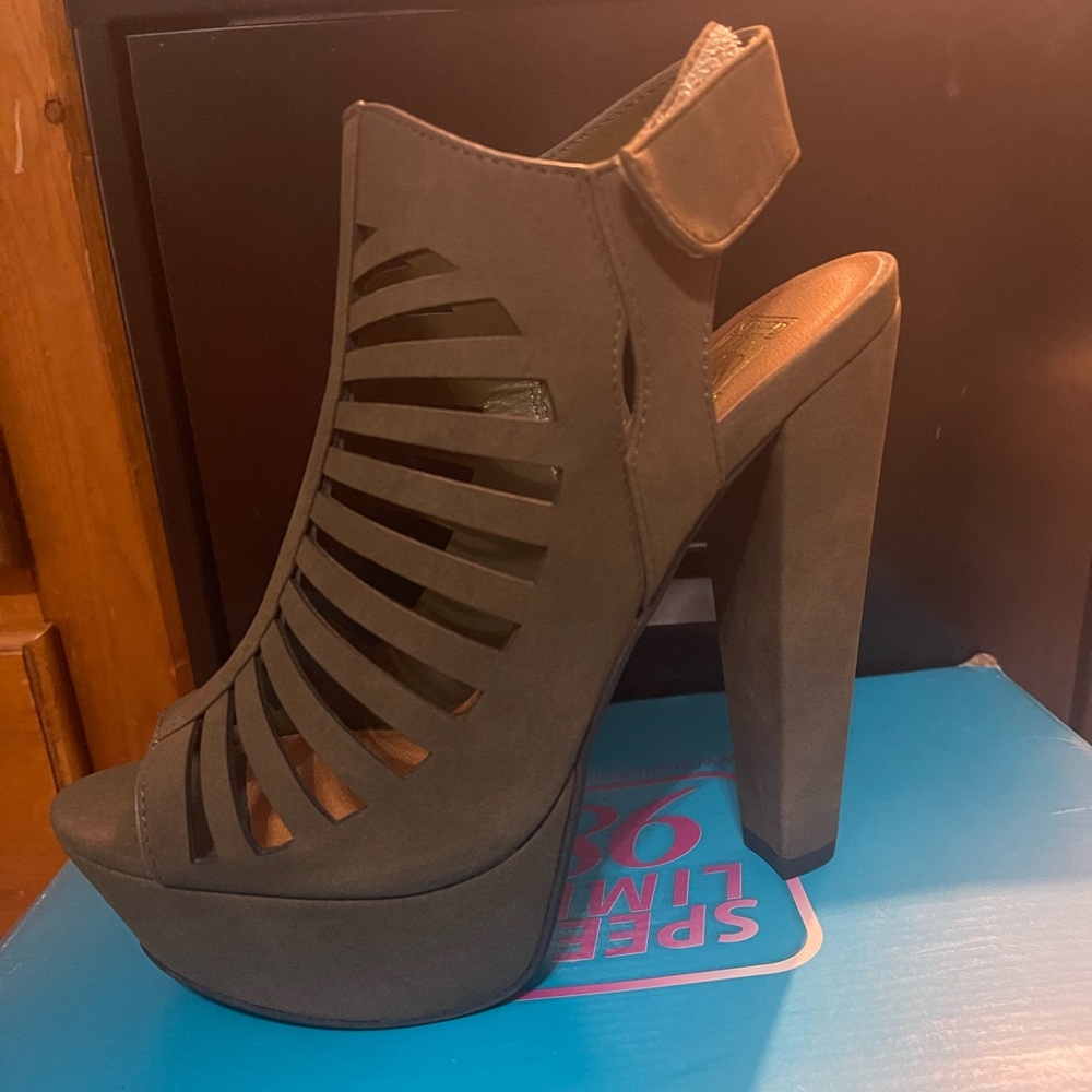 Size 8.5 olive green high heel shoes